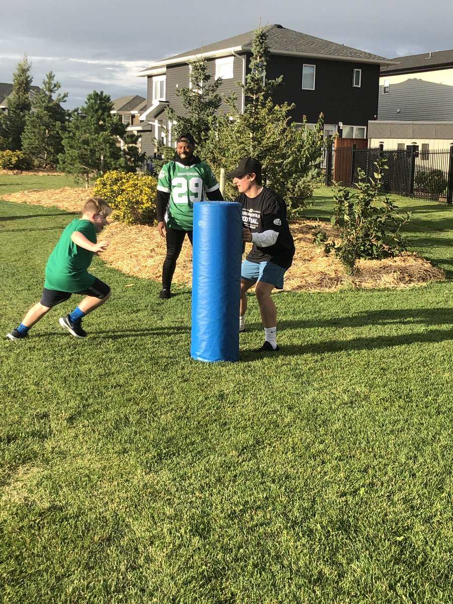 Do1Dale's tweet photo. HUGE shoutout to @WalkingTurnover @WilliamPowell33 @Th11ggy Kienan LaFrance and @SaskHilltops for taking time out of their schedules and showing the kids some football fundamentals this evening! https://t.co/v5gKd3Yhnh