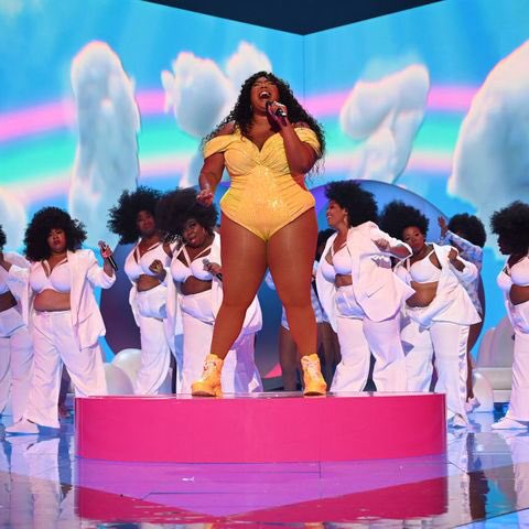 abyinreallife's tweet photo. Just sitting at home replaying this performance with tears in my eyes. ๐ QUEEN of Self Love baby!!! So proud @lizzo ๐๐ผ๐๐ผ #represent #biggirlsslay #prettybigmovement #MTVVMAs #Trending https://t.co/PmJHB3aMSN