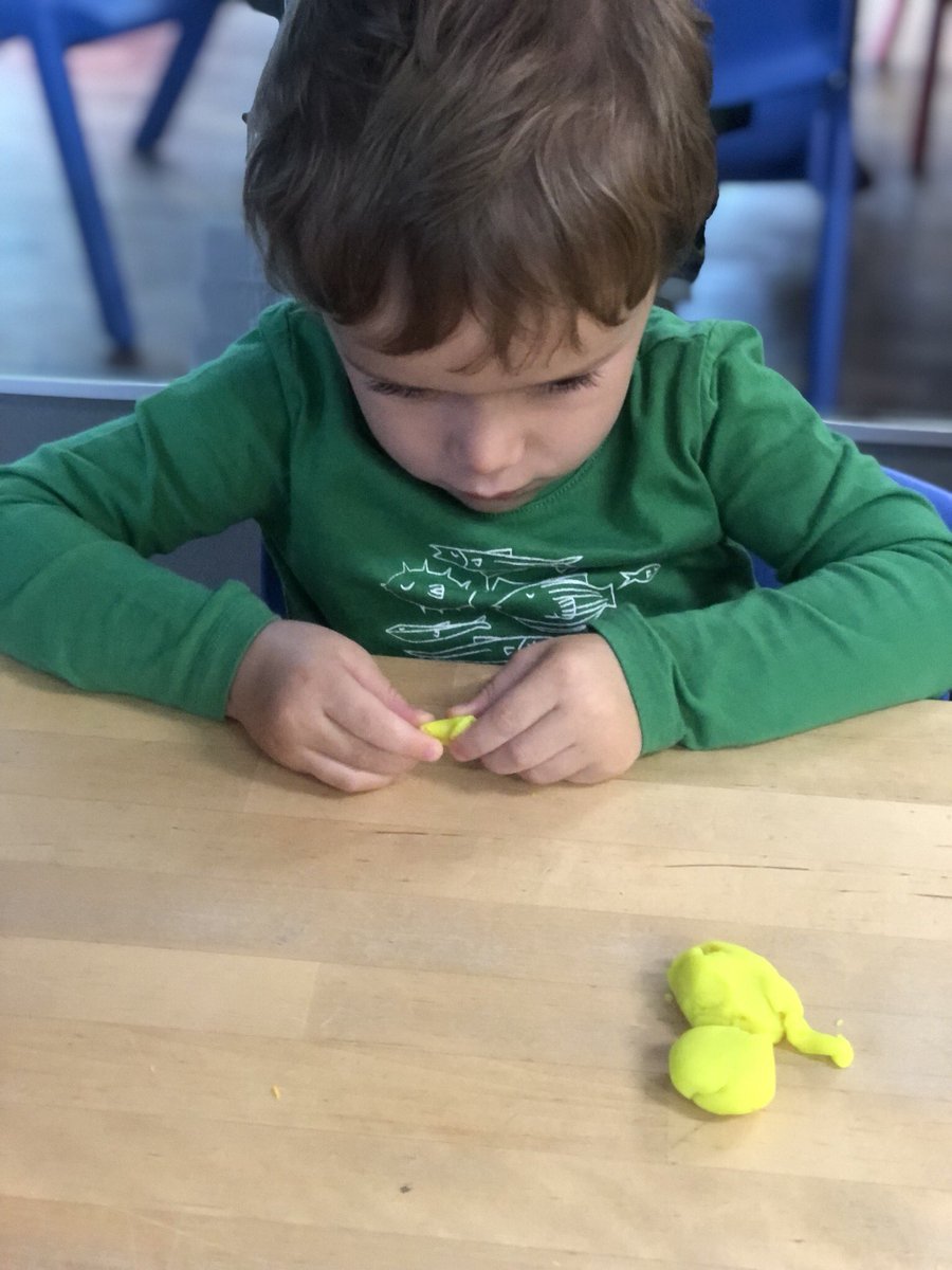MsAudrea_ELC's tweet photo. Pinch, break, roll and flatten! Working those fine motor skills to develop those finger muscles! https://t.co/YVjOczDmQc