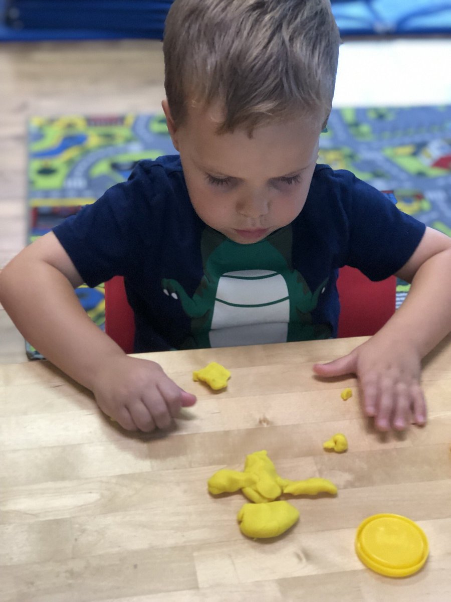 MsAudrea_ELC's tweet photo. Pinch, break, roll and flatten! Working those fine motor skills to develop those finger muscles! https://t.co/YVjOczDmQc