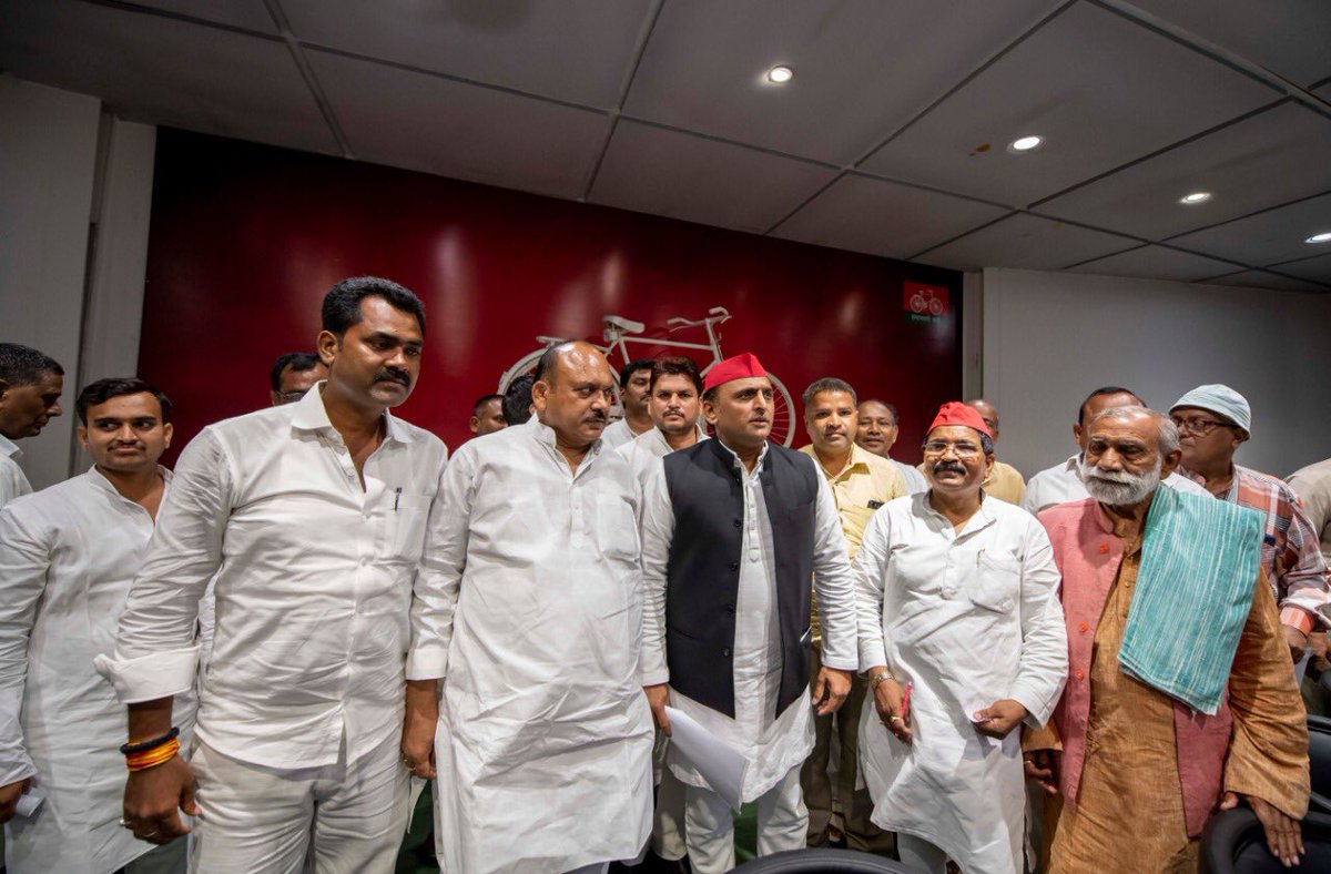 ज़मीन से जुड़े बसपा के पूर्व कैबिनेट मंत्री श्री घूराराम जी के समाजवादी पार्टी में शामिल होने से सपा का सामाजिक व राजनीतिक जनाधार और भी सशक्त हुआ है. उनके साथ ही सपा में सम्मिलित होने वाले पूर्व विधायक, अन्य ब्लॉक प्रमुखों व हज़ारों कार्यकर्ताओं का सपा में स्वागत व अभिनंदन!