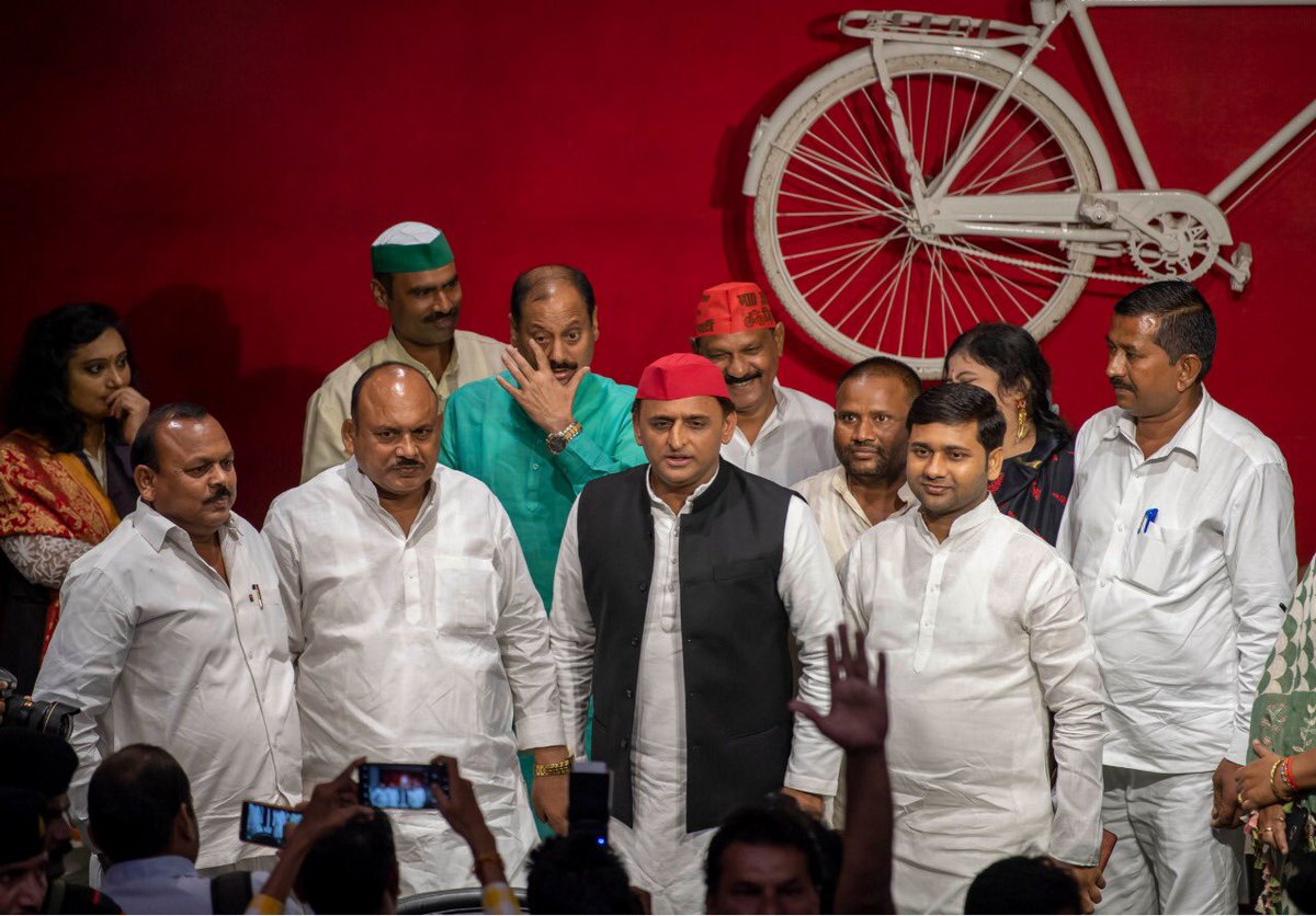yadavakhilesh's tweet photo. ज़मीन से जुड़े बसपा के पूर्व कैबिनेट मंत्री श्री घूराराम जी के समाजवादी पार्टी में शामिल होने से सपा का सामाजि��� व राजनीतिक जनाधार और भी सशक्त हुआ है. उनके साथ ही सपा में सम्मिलित होने वाले पूर्व विधायक, अन्य ब्लॉक प्रमुखों व हज़ारों कार्यकर्ताओं का सपा में स्वागत व अभिनंदन! https://t.co/qauJTunWI3