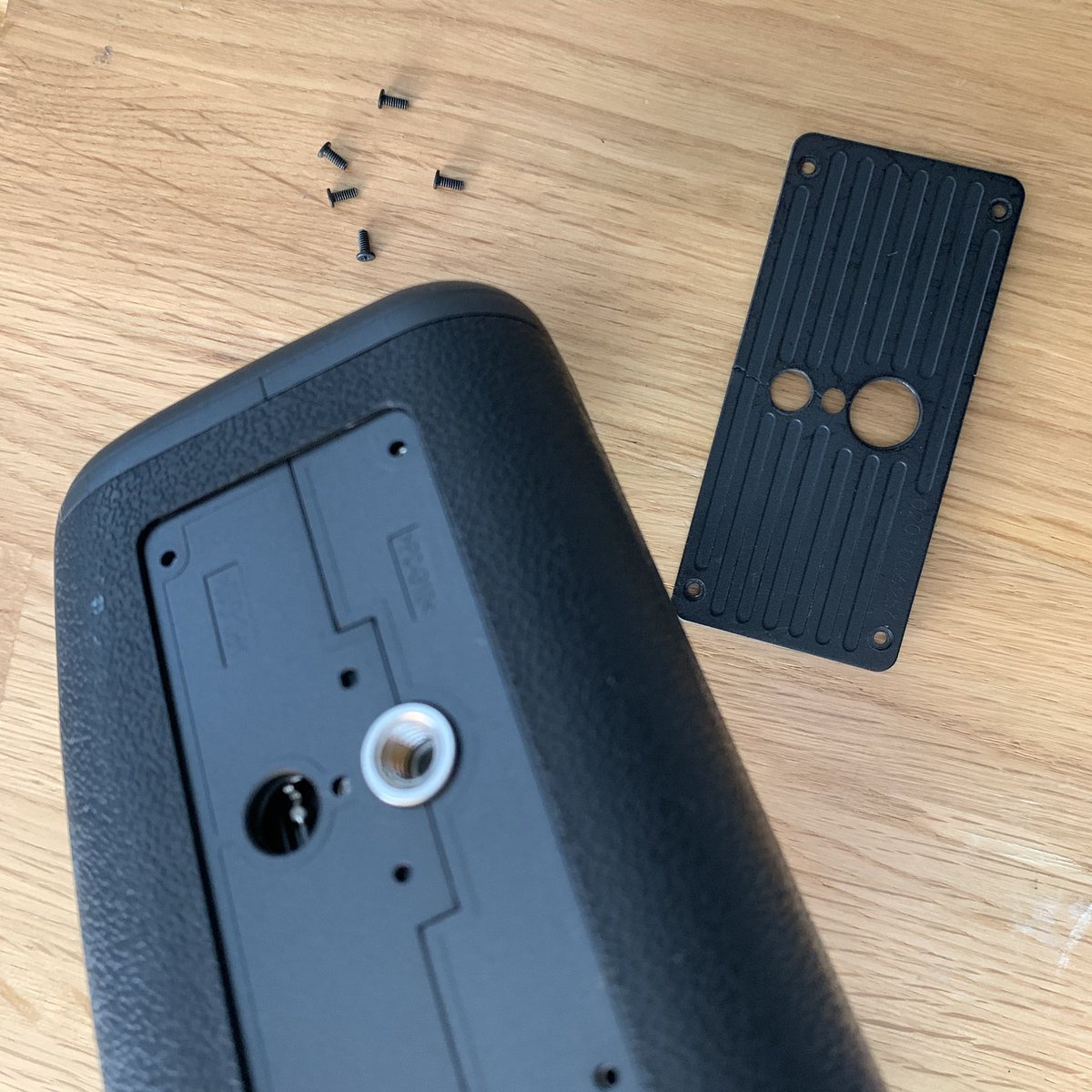 kpo840's tweet photo. キヤノンのBGｰE22(EOSｰR用)の底板プレートを破損したので、部品取り寄せをしようとキヤノン銀座SCに確認したら、新品BGとの交換修理だけです。
それって修理してないでしょ😅
更には¥24,948で納期2週間かかりますって…
景品の発送は中3日で、有償交換の対応が2週間か？
#eosr #bge22 #不親切な修理 https://t.co/KPPnm9cGVt