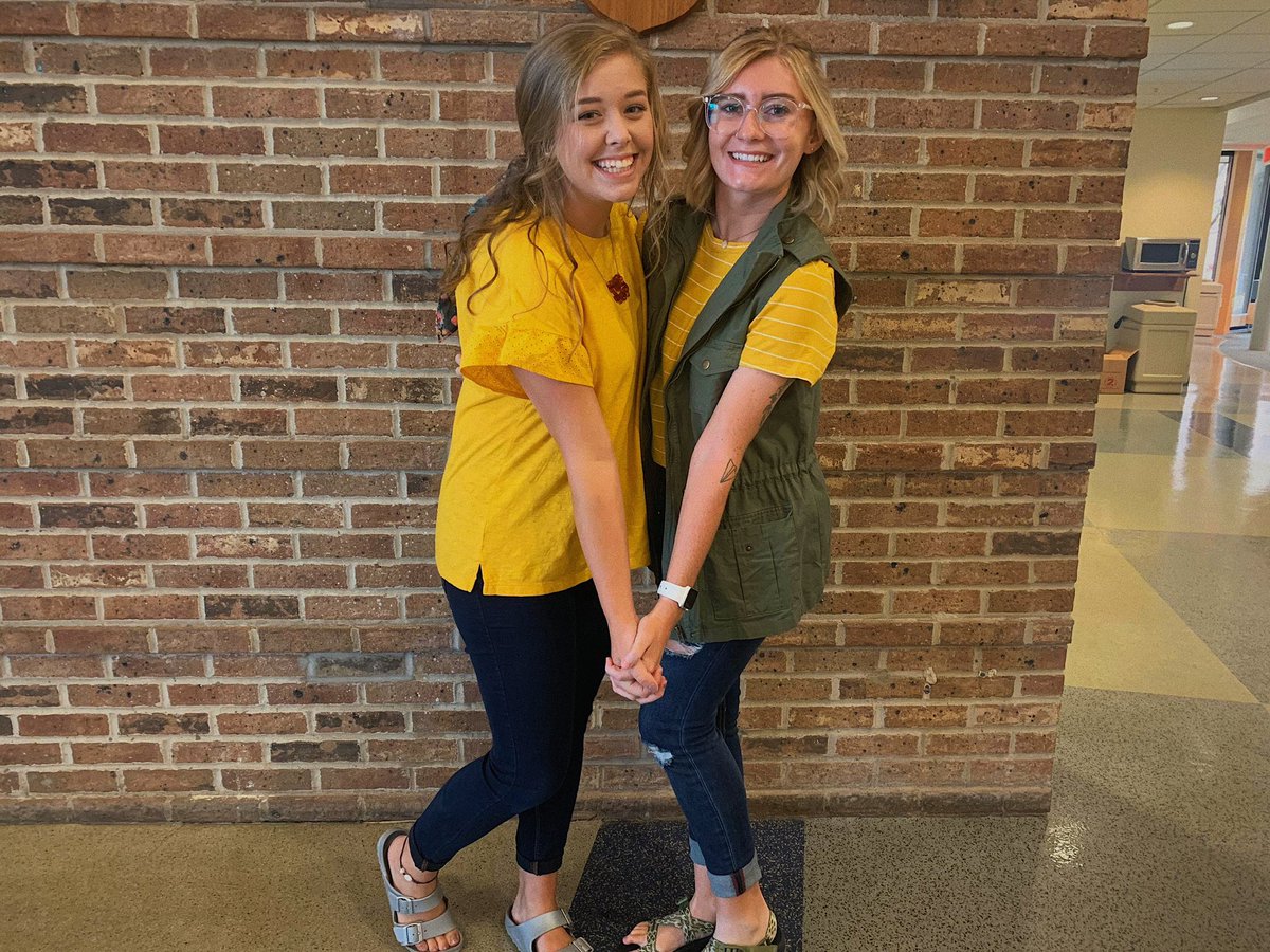 gab_ingram's tweet photo. had the BEST first day of class thanks to my sista’s!!!!!! 💛🤩 #gogreek #gothetaphi @ThetaPhiAlphaGE https://t.co/PiRpAaV1Jr