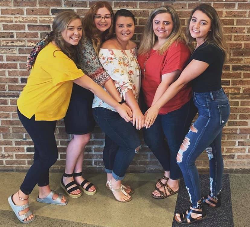gab_ingram's tweet photo. had the BEST first day of class thanks to my sista’s!!!!!! 💛🤩 #gogreek #gothetaphi @ThetaPhiAlphaGE https://t.co/PiRpAaV1Jr