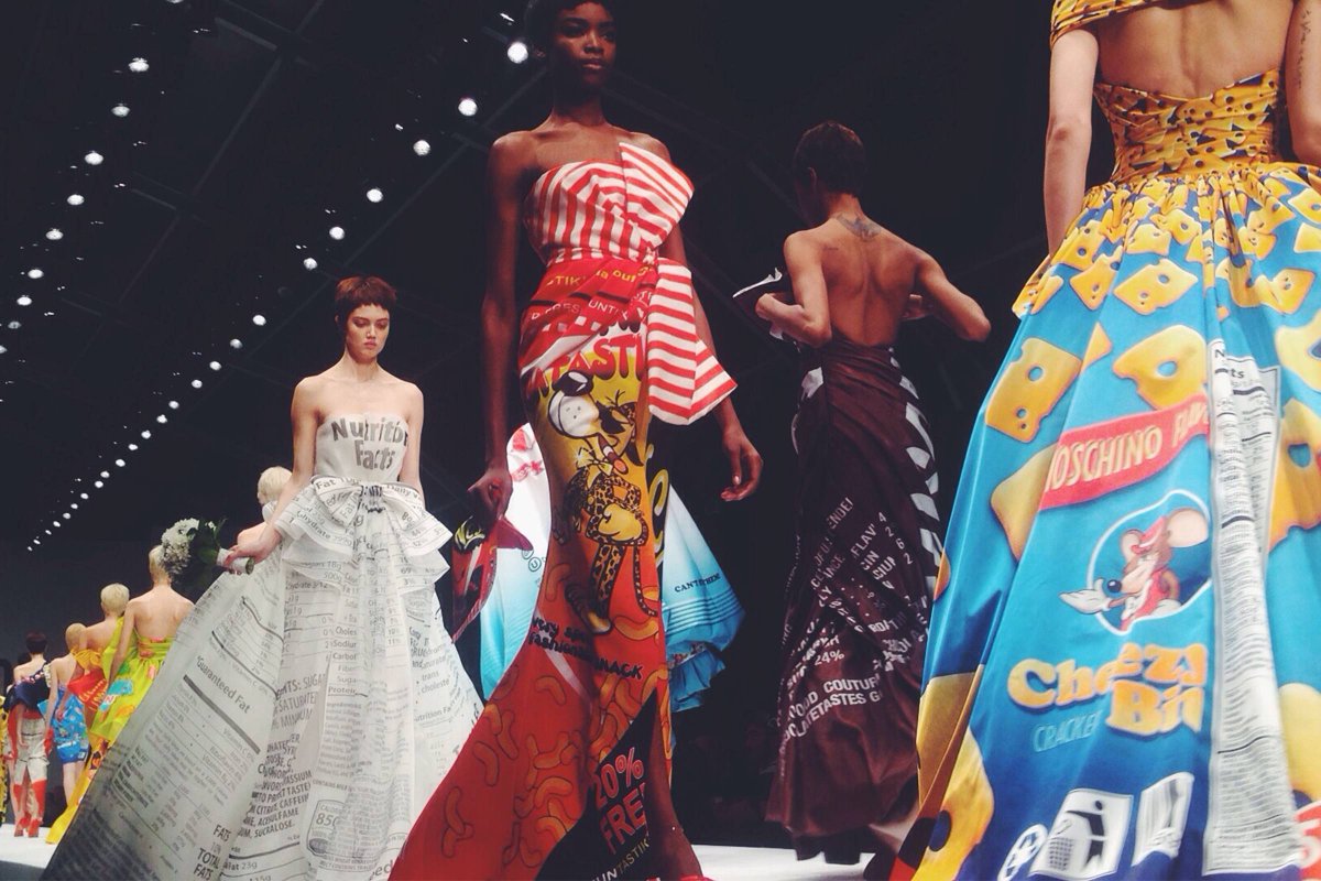 StyleSited's tweet photo. Revisit the☝️1ST of @ITSJEREMYSCOTT's brilliantly blended  👠fashion + 🍿commercialism #AW14 collection for @Moschino! 

'#Moschino’s Buoyantly #Branded #Fashions Revisited' |  https://t.co/NPZEeRriGR 

#fashionblogger #fashionstory #MoschinoAW14 https://t.co/TEQRWBFPQ9