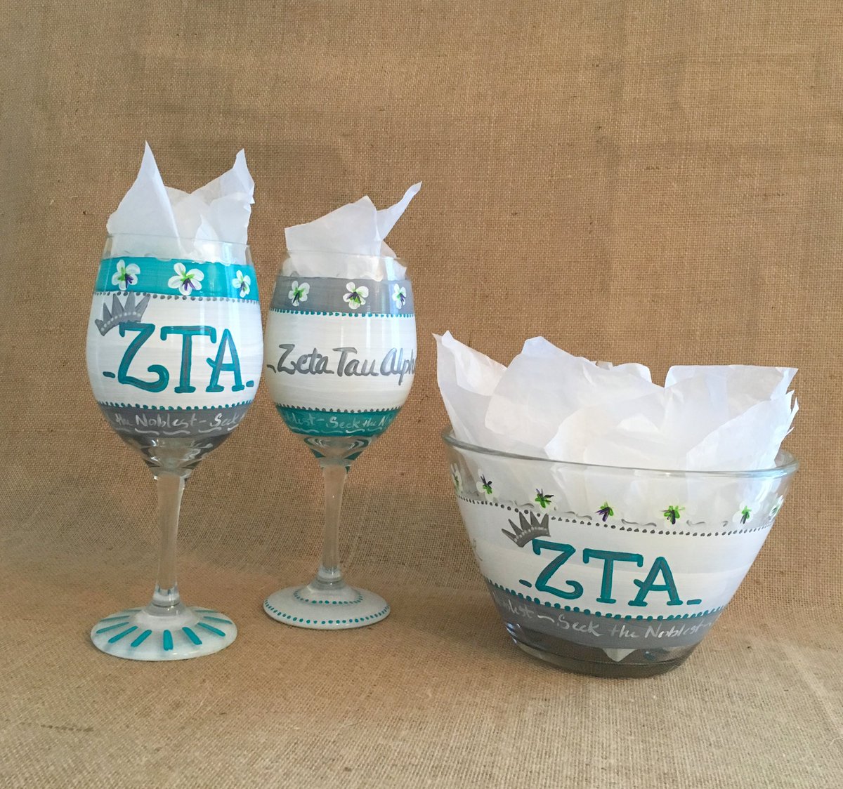 valorieoart's tweet photo. because you’re #zisters!
#valorieoart #zta #zetataualpha #zetasisters #sorority #sororitylife #sororitysisters #bidday #greeklife #seekthenoblest #wearthecrown #handpainted #artist #iamasororitywoman #wearezta #chapteralumni #alumni @ZTAFraternity
info:valorie@bauercorp.com https://t.co/2EACd8Re7I