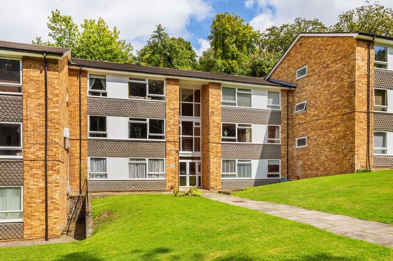 hunterandco's tweet photo. ***FOR SALE*** A well presented, two double bedroom, top floor flat in a quiet, green and leafy cul-de-sac. The location is fantastic for a first time buyer or investor! Hillside Road, Whyteleafe - Guide Price £270,000 to £280,000 #forsale #flat #twobed #caterham #surrey https://t.co/uaJfDNRCx0