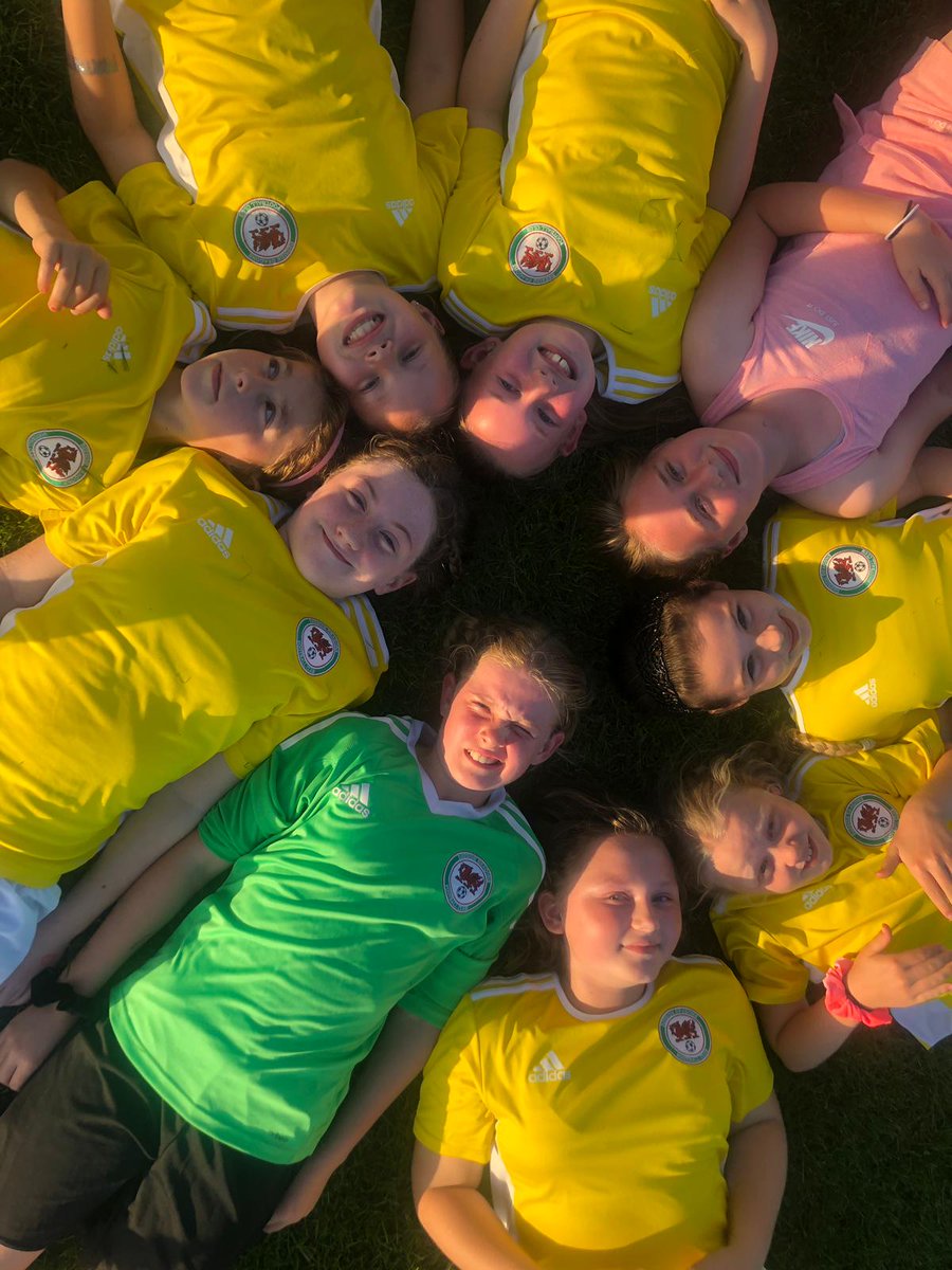 DragonessesFC's tweet photo. Hope everyone had a great Bank Holiday Weekend! Our Deeside Dragons Girls had a BBQ &amp; social time. #funinthesun #footballfamily #girlsinyellow #weknowhowtohavefun https://t.co/MNvBT1K1UF