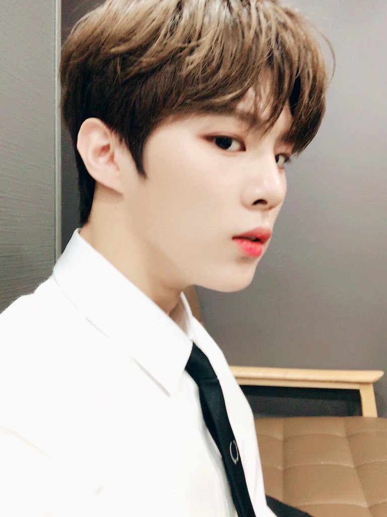 prim2546's tweet photo. #X1_Debut #KIMWOOSEOK #X1 #X1_KIMWOOSEOK #김우석 #คิมอูซอก #QUANTUMLEAF #엑스원 #WooseokShiningForever App snow สีม่วง ของมันต้องมี จะขึ้นคอนอยู่แล้วลูก เซลก้าอีกแย้ว https://t.co/pqdEVvfF8Q