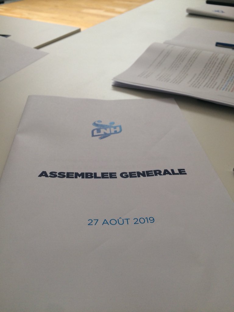 7MasterHand's tweet photo. #7Master présent à l’#AGLNH
A l’ordre du jour :
- modification réglementaire
- élections des membres du Comité Directeur
Érick Mathé est candidat pour représenter les #entraîneurs et leur staff de #LidlStarligue et #Proligue et succéder à Thierry #Anti
Tous ensemble ! https://t.co/ZHz7Xng7Y1