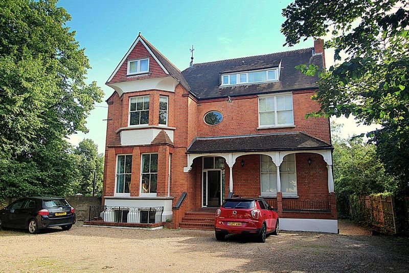 hunterandco's tweet photo. ***FOR RENT*** 'The Chateau' is a beautifully presented, one bedroom Victorian ground floor conversion flat, situated just a short walk from the train station! North Street, Carshalton - Monthly Rental Of £1,200 https://t.co/wqV8F2ojGf #forrent #carshalton #onebed #surrey https://t.co/RoVZLWUnRI
