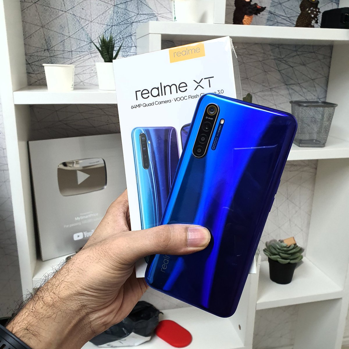 mysmartprice's tweet image. Look who&apos;s there! #RealMeXT #64MPQuadCamera