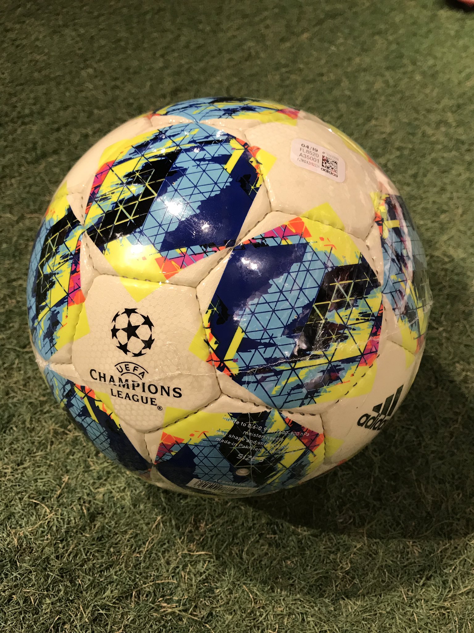 下北沢サッカーマリオ Adidas フィナーレ Lusiada 19 uefaチャンピオンズリーグのグループリーグ 公式球レプリカボール 4号 5号球共にサッカーマリオにて販売中 T Co Mdj14rnh4f Adidas サッカーボール チャンピオンズリーグ サッカー