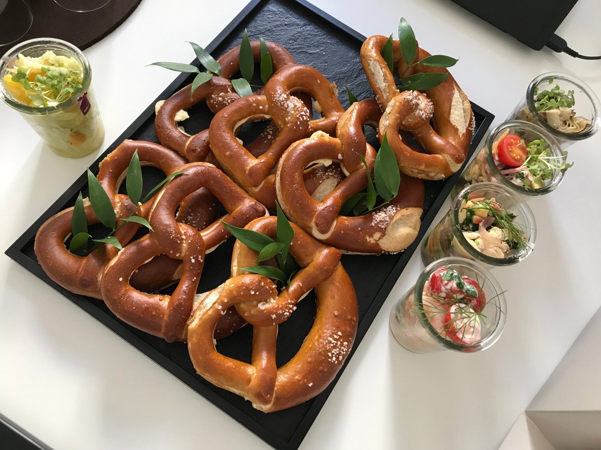 maschmeyer's tweet photo. Gibt viel zu besprechen heute bei unserem #seedandspeed #Team-Meeting in München: Was machen unsere aktuellen Deals? Welche #Startups werden wir verstärkt im Auge behalten? Was sind die neuesten Trends? Damit bei so vielen Themen keiner schlapp macht, ist für Stärkung gesorgt. 😀 https://t.co/PLUqzcyylJ