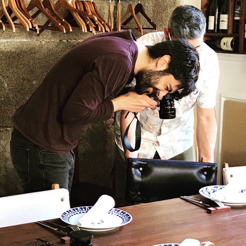 RevistaPincha's tweet photo. O noso Iván Barreiro en pleno traballo para #pincha15 😄📸 En setembro, na rúa! 
Adiviñas a onde foi papar @juanEAT_o? 😋 #revista  #gastronomía #apapar #Compostela #fotografía #somospincha https://t.co/CILDf5KzeG