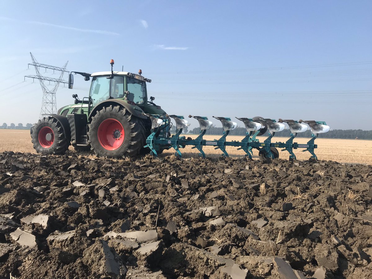 Mooie dag om de nieuwe trekker met demo kramer eco ploeg te proberen. Mooi ploegwerk met enorme capaciteit. En Gelukkig werkt de airco en gps uitstekend😜