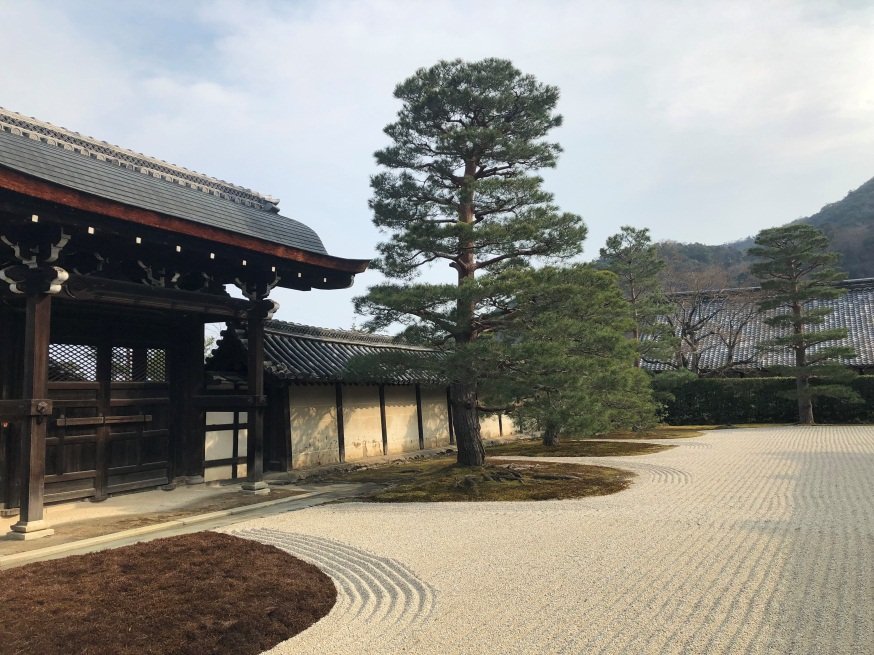 Sandscaping enthusiasts can't help but admire this pathway. The neatly distributed sand with evenly spaced trees creates a perfect contrast. US Rock Corporation supplied the bulk delivery of sand for this project. Visit here. usrock.com/product-catego…

#usrock #sand #gravel