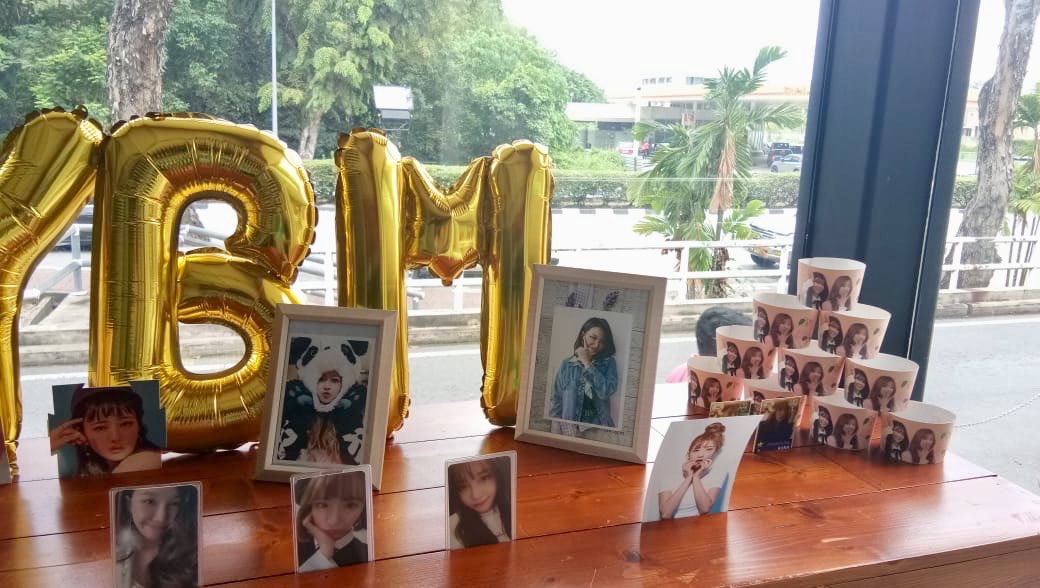 ApinkBrunei's tweet photo. Its happening today till Thursday ๐ its limited to 10 Cupsleeve, do grab nowโบ!!! Special thanks to @caffebenebn
#HappyBomiDay
#HappyEunjiDay
#fallfor93day
#Apink #์์ดํํฌ #Bomi #๋ณด๋ฏธ #Eunji #์์ง #Panda #ํฌ๋ #ApinkBrunei #Bruneipanda #apinkpanda_bn https://t.co/FNXMfbl6K6