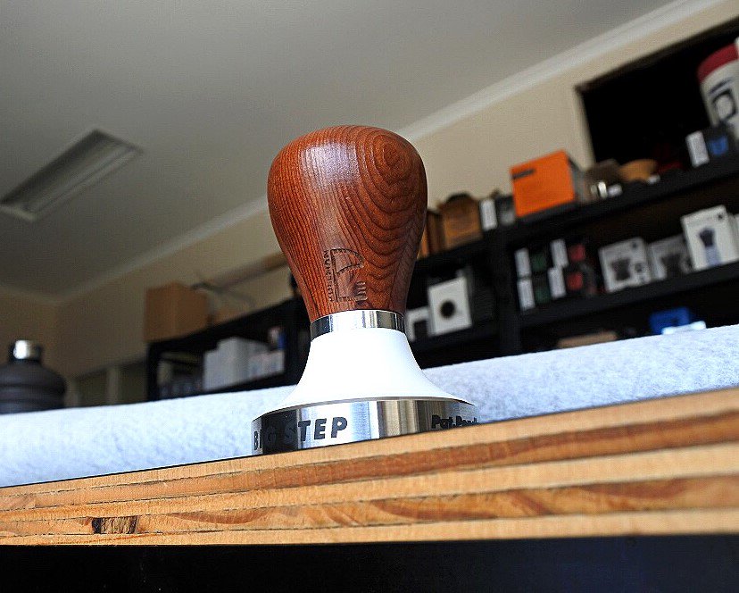 pullmanespresso's tweet image. You can gaze upon the BigStep from whatever vantage point you have. 
It covers your coffee bed no matter what. 
#pullmantamper #bigsteptamp #pullmanespresso #maxextract