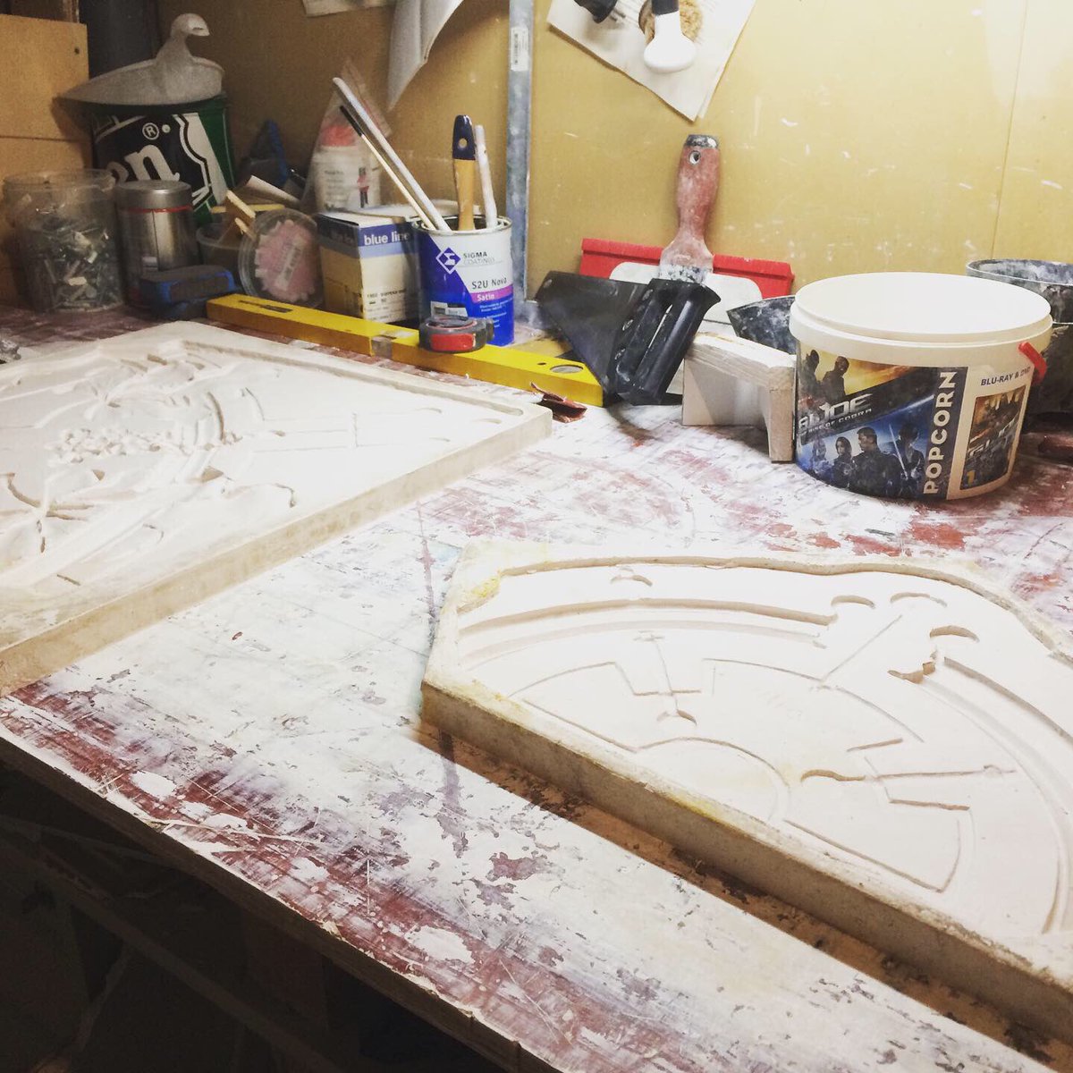 In de werkplaats van een van onze leden mochten we een kijkje nemen en we laten onze volgers graag mee spieken. Er wordt daar hard en netjes gewerkt! #stucwerk #restauratie #vakmanschap #meesterschap #ambachten #stukadoor #meesterstukadoor