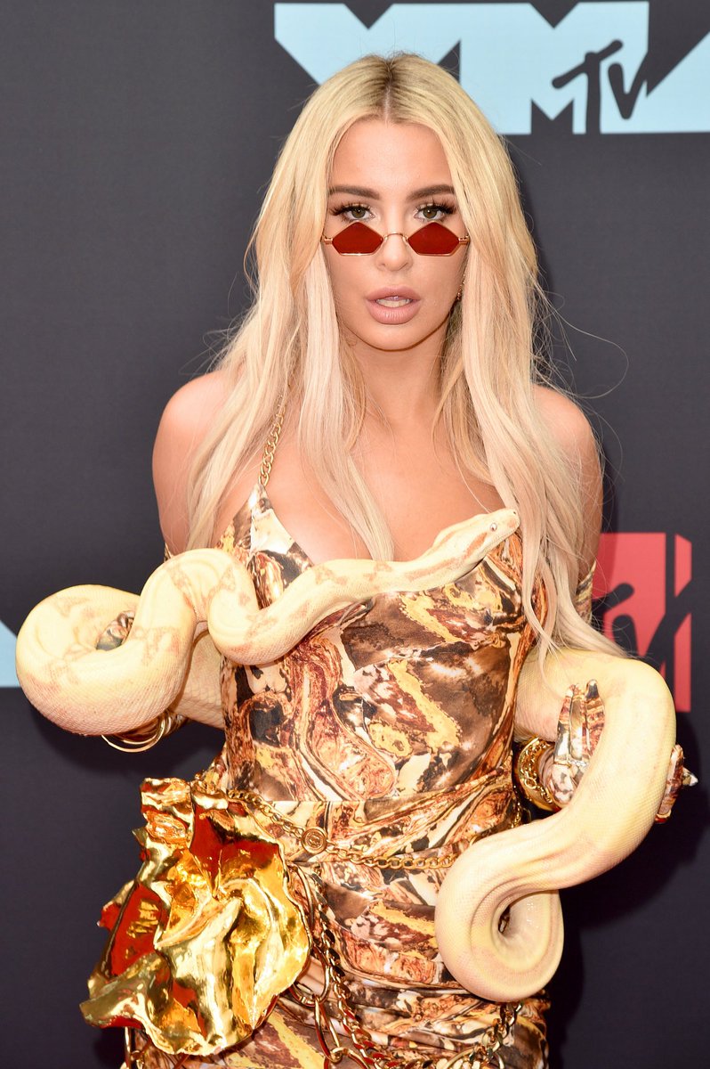 GlamourMagUK's tweet image. So, @tanamongeau recreated *that* iconic Britney moment #MTVVMAs