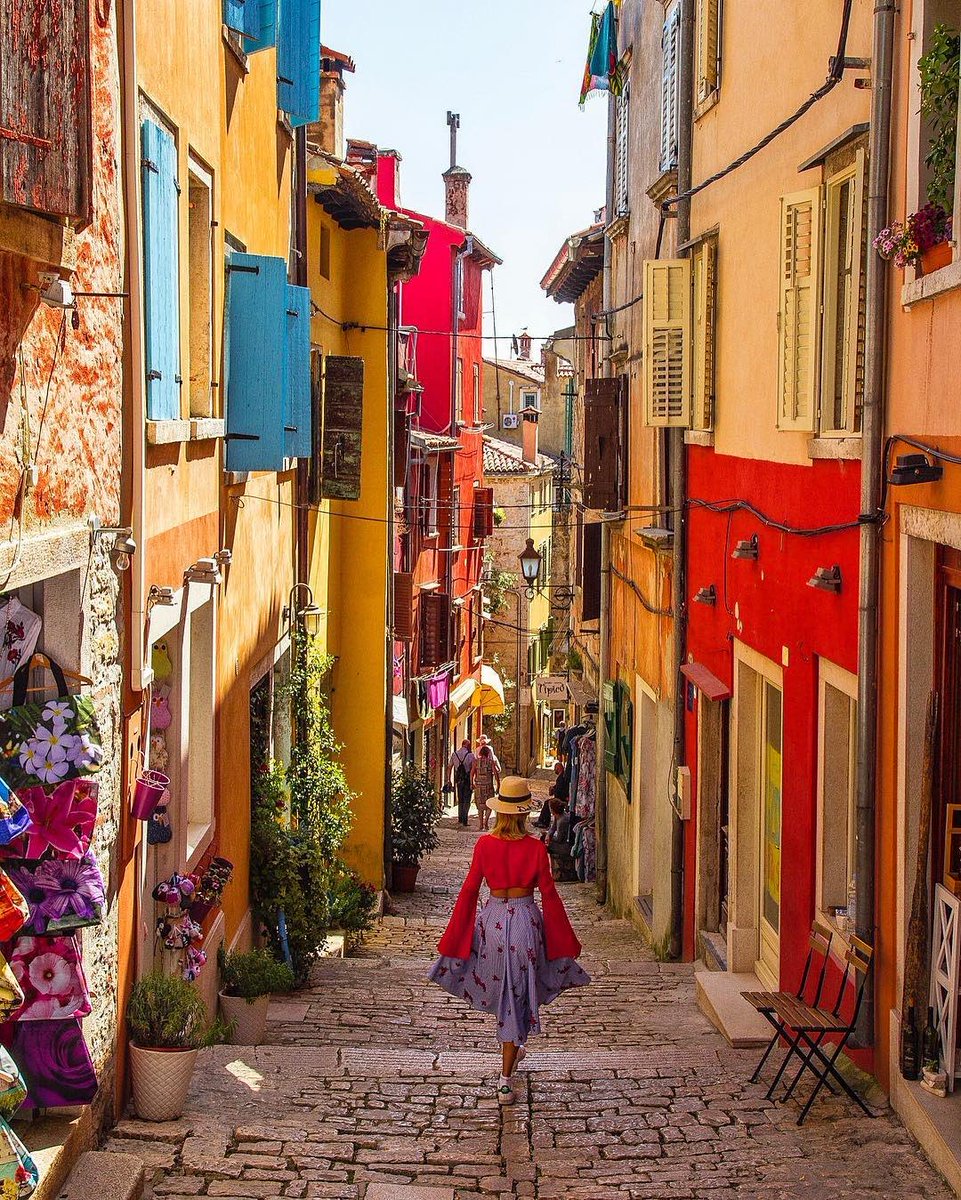 crovacations's tweet photo. Colorful streets of Rovinj! There's something about Rovinj and its charming narrow streets, stone houses and colourful window shutters that make it especially seductive to both the eye and the camera. 😍🇭🇷 // #Croatia #Rovinj #CroatiaFullOfLife #Summer19 https://t.co/q9CeHtrs7h