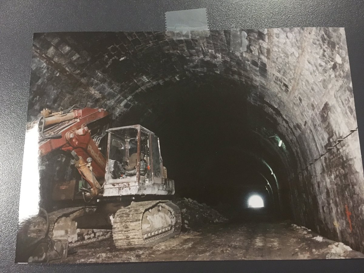 guilhemricavy's tweet photo. Regarde @MargueriteDegez ! Le tunnel Prado-Carénage a été en partie percé avec des engins Poclain ! #mifa #le100 #hydraulique poke @TunnelPrado https://t.co/U82Pu9Sfnv