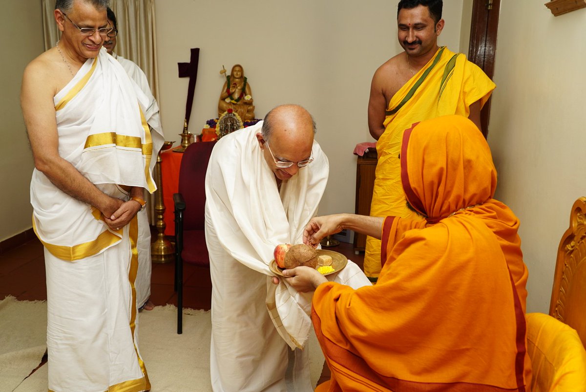 ShankaraPeetha's tweet photo. ಕರ್ನಾಟಕ ಬ್ಯಾಂಕ್ Chairman ಜಯರಾಮ ಭಟ್ &amp; Managing Director ಮಹಾಬಲೇಶ್ವರ ಭಟ್‌ರವರು ಪ್ರತಿವರ್ಷದಂತೆ @SriSamsthana ದವರನ್ನು #ರಾಮಾಯಣ_ಚಾತುರ್ಮಾಸ್ಯ ದ ಪುಣ್ಯಪರ್ವದಲ್ಲಿ ಭೇಟಿಯಾಗಿ, ಆಶೀರ್ವಾದವನ್ನು ಪಡೆದರು. 

ದೇಶೀಗೋವುಗಳ ಸ್ವರ್ಗವೆನಿಸಿದ #ಗೋಸ್ವರ್ಗ ದ ನಿರ್ಮಿತಿ ಹಾಗೂ ಕಾರ್ಯವೈಖರಿಯ ಕುರಿತು ಪ್ರಶಂಸಿದರು. https://t.co/tBn6xhR6Fu