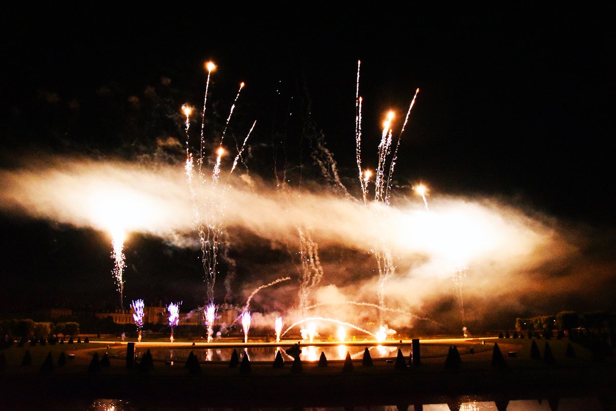 #Wahouuu ! 😍 Quel monde... et quel spectacle... ! Vous étiez près de 30 000 hier soir à vibrer au son des danses du monde 💃sur la pelouse du Château de Fontainebleau à l'occasion du traditionnel feu d'artifice de la Saint-Louis !

🙏Merci à vous tous et à l'année prochaine !
