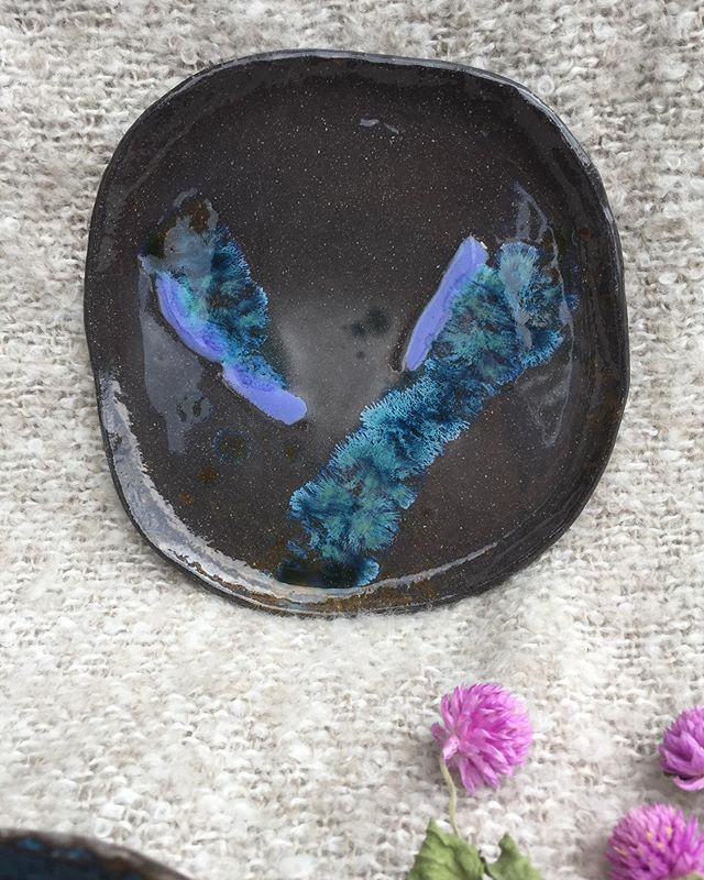 c l a y a n d c o l o u r
.
.
.
favorite plate shape with new (and for now also favorite) glazing 😂🤩☺️ this one is another from the new batch, I fired two days ago. Slowly I feel what is my preferred claybody, which works the best for me. Feeling and working the process 🙏🏼☺️…