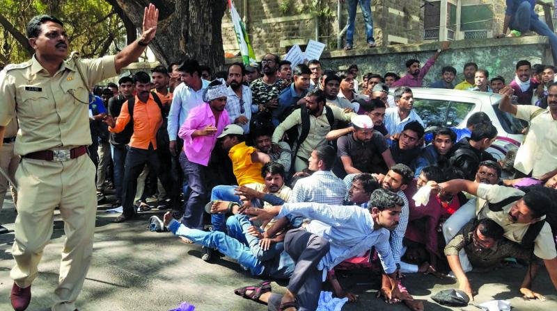 TPINewz's tweet image. Police Laathicharged On More Than 300 Unaided School Teachers,7 Injured And 4 In Hospital

Read Here: bit.ly/2KXtVYf

#Laticharge #Mumbai