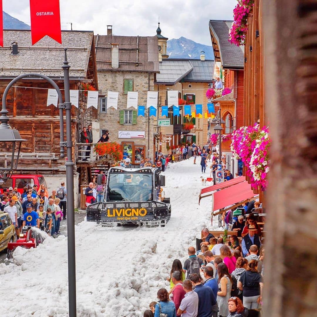 Meantime in #Livigno ! 🗻🏂❄🌞 #italianalps | Photo credit© <a href="/Livigno/">Livigno</a>  #livigno2019#livignoismagic livignolife#ski#skiing#skiholidays#skiresort#skitime#skiingtime#skiingisfun#skiresorts#instaski#igersalps#powderskiing#powderski#skiweek#iloveskiing#skilovers#skilover#go4ski