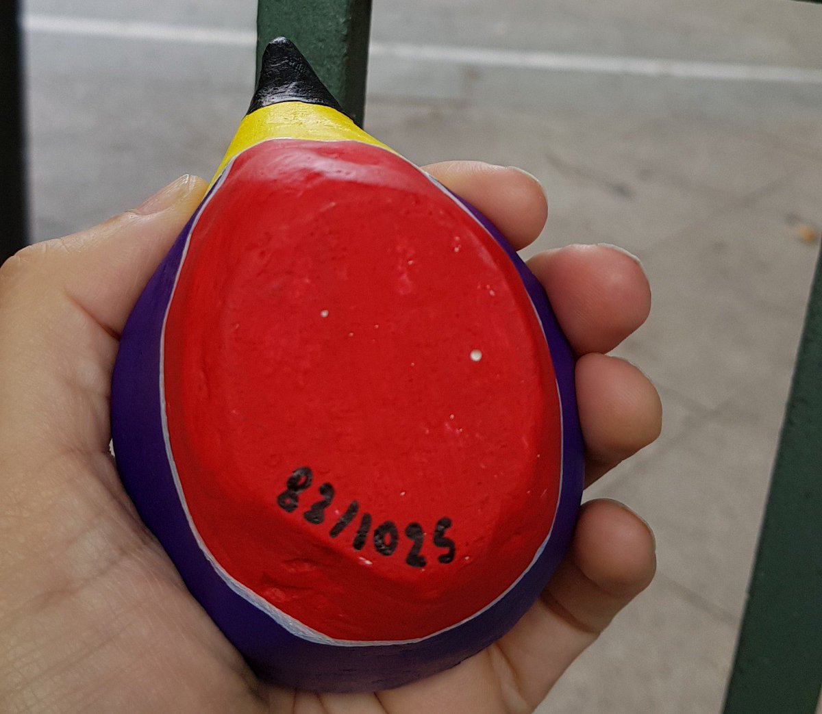 Esta mañana al venir a trabajar me he topado con unos pajaritos: una vez sin importancia, otra más y ya en Plaza de la Universidad me ha mosqueado. ¿Alguien sabe algo? Al cogerlo he visto que tiene un número.