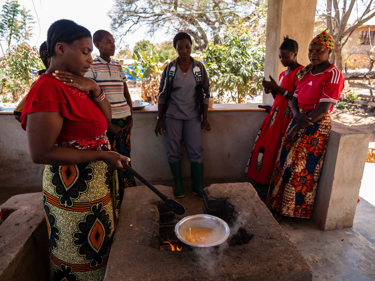 Nell’ospedale di Tosamaganga #Tanzania c’è una cucina all’aperto, dove le mamme dei piccoli malnutriti ricoverati possono seguire lezioni di cucina per imparare a preparare piatti nutrienti con ingredienti comuni. Online la puntata 3 di #nonsolocibo > youtu.be/OTfHpoB3w68
