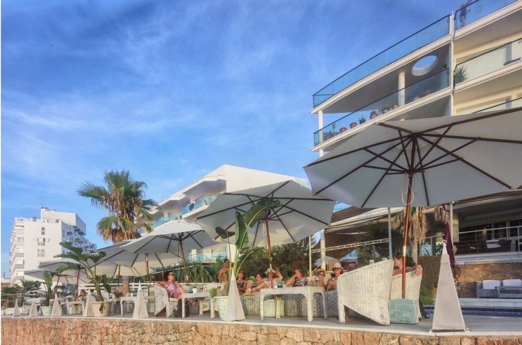 A días grises🌨, sonrisas y momentos de colores🌈
.
.
To gray days🌨, smiles and colorful moments🌈
.
.
Zu grauen Tagen🌨, Lächeln und bunten Momenten🌈

#sunseabaribiza #wonderful_ibiza #beautiful_ibiza #seasonibiza #summeribiza #temporada2019 #loveibiza #iloveibiza #ibizastyl