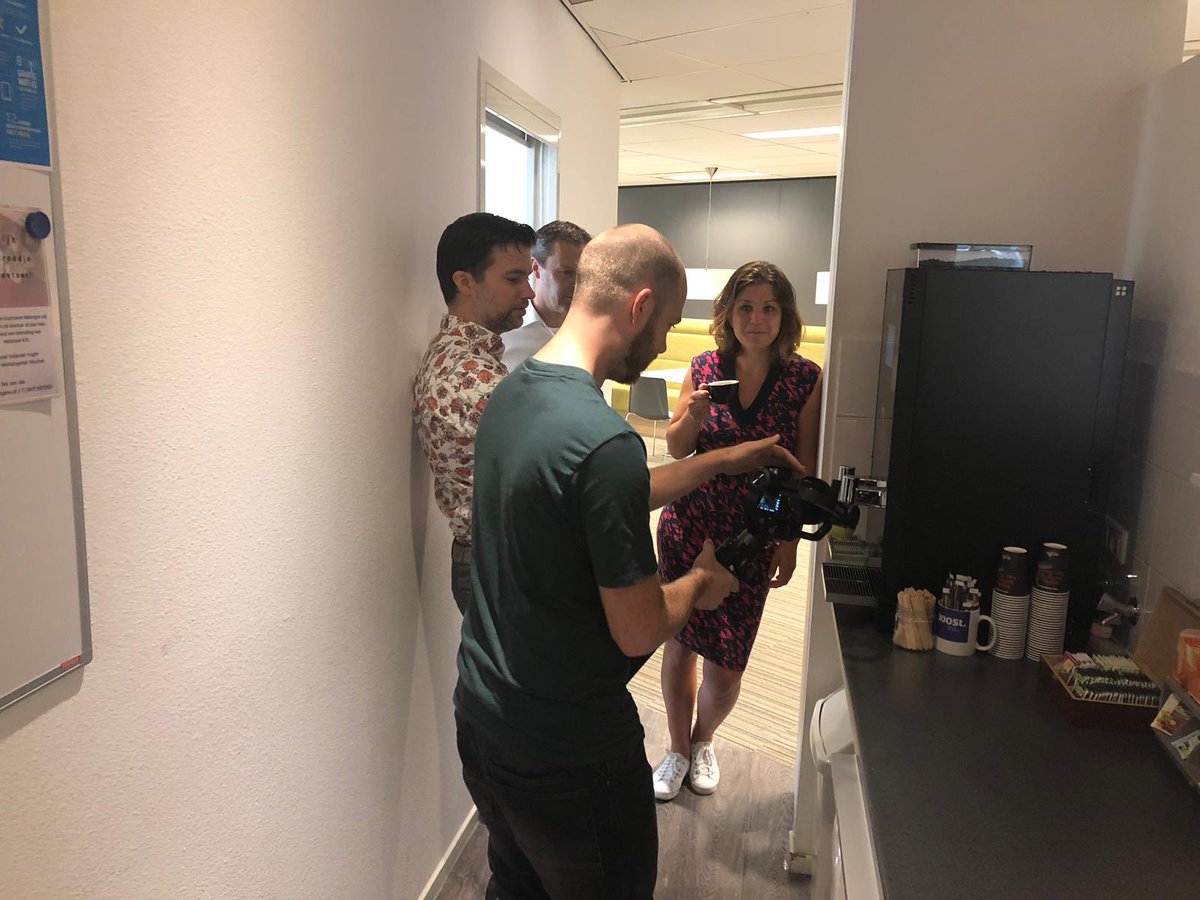 Hoe ziet een werkdag bij Woonstichting #JOOST er uit? Vandaag opnamen door cameraman van <a href="/decodedesign/">de Code</a> voor onze corporate video voor werving van nieuwe medewerkers. Even een korte vergadering en natuurlijk ook even koffie halen :)