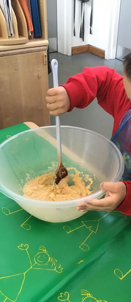 SpringThorpeHam's tweet photo. The children @SpringThorpeHam have been making the most of relaxed planning over the holidays....last week the pre-school made fairy cakes and took the opportunity to have discussions about safety when handling food....#processnotproduct #healthandhygiene https://t.co/EY9VjQHfGJ