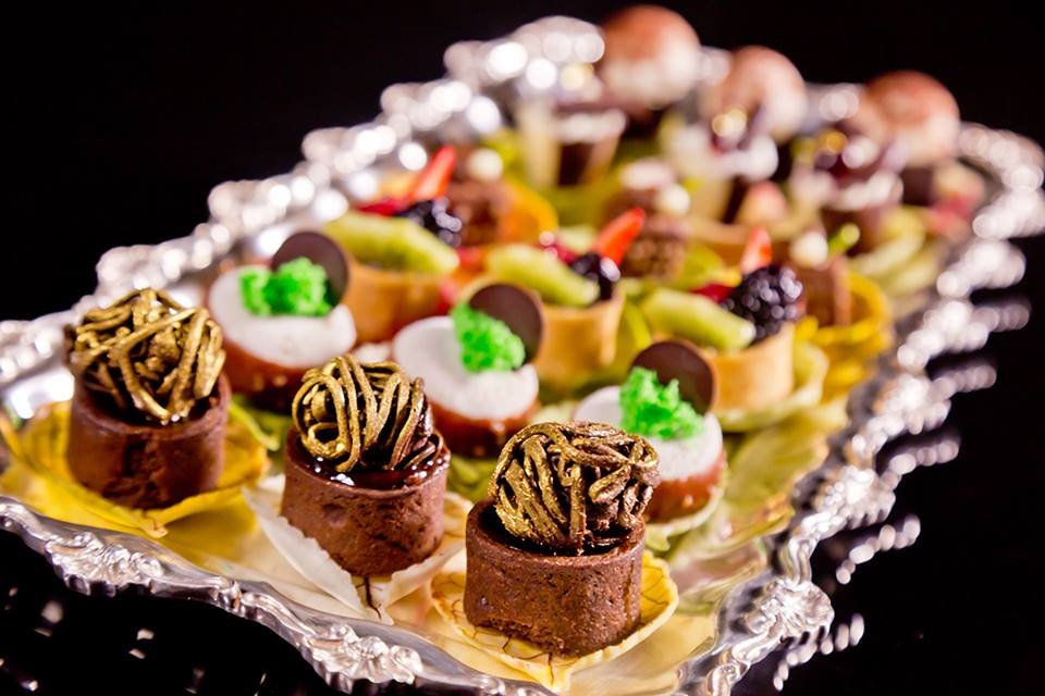 delectouae's tweet photo. Our sweet treats are perfect for any occasion.
Just give us a call and place your orders. Call 0569940335.

#delecto #arabic #baklava #tunisian #chocolate #chocolatelovers #sweets #sweettreats https://t.co/xl16b8kvHw