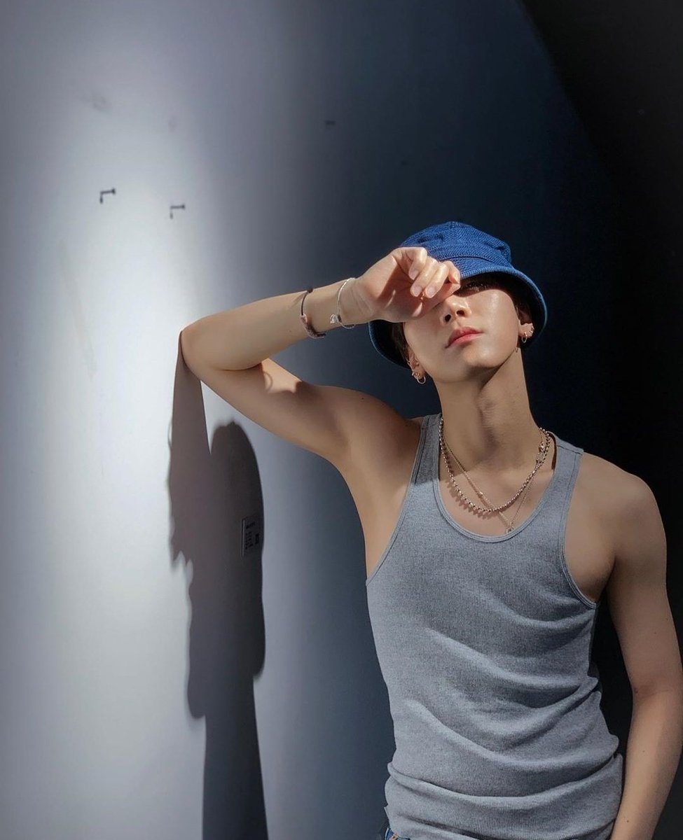 VisualsWVTen's tweet photo. Blue jeans &amp; improvised photoshoot. 

© Way V - Instagram // Ten's Weibo https://t.co/rlZ3nxXBSP