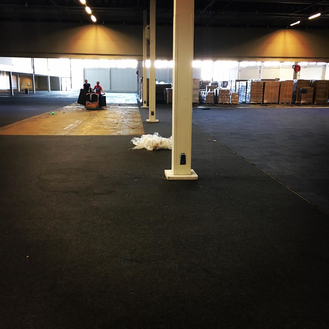 We leggen nog ‘even’ 4000 vierkante meter nieuw tapijt in hal 1 voor de start van het nieuwe seizoen! #beurzen #meetings #events #hardewerkers #eventbranche #clcvecta #expovisie