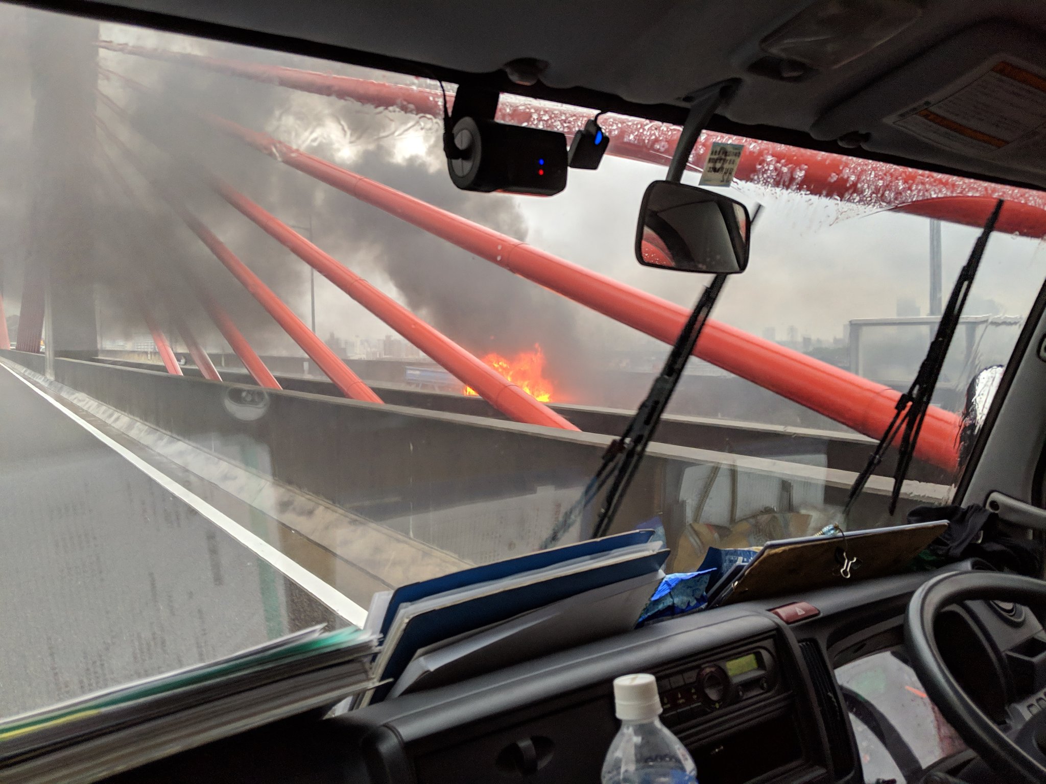名古屋高速６号清須線で車両火災が起きている現場の画像