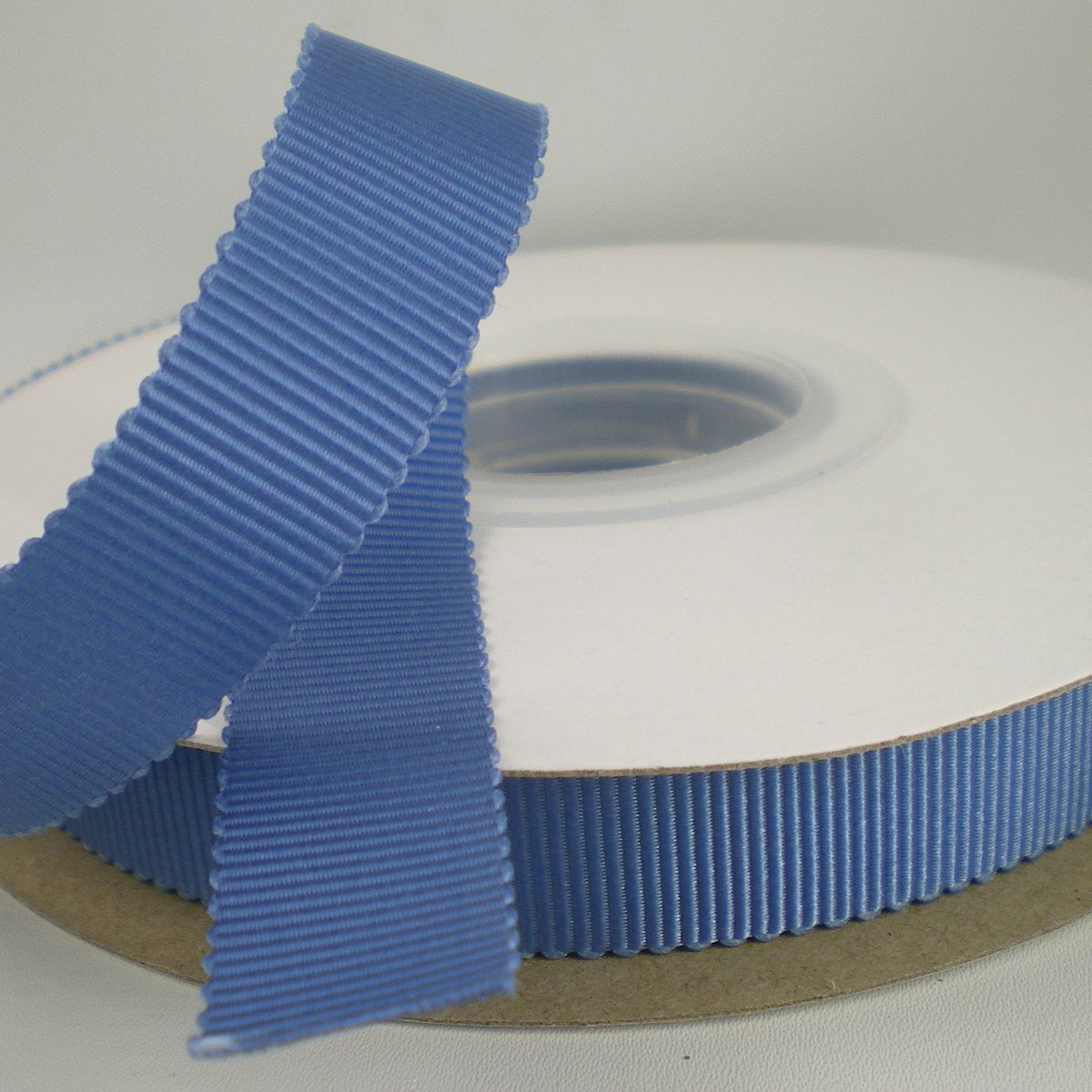Peterham grosgrain lint, 16mm breed,NEW in de collectie.
Lijkt door de ribbeltjes op grosgrain lint maar Petersham lint heeft een geschulpte zijkant. o.a in Rookblauw,Lemon en Victorian rose kiesli.nl/Petersham-gros…