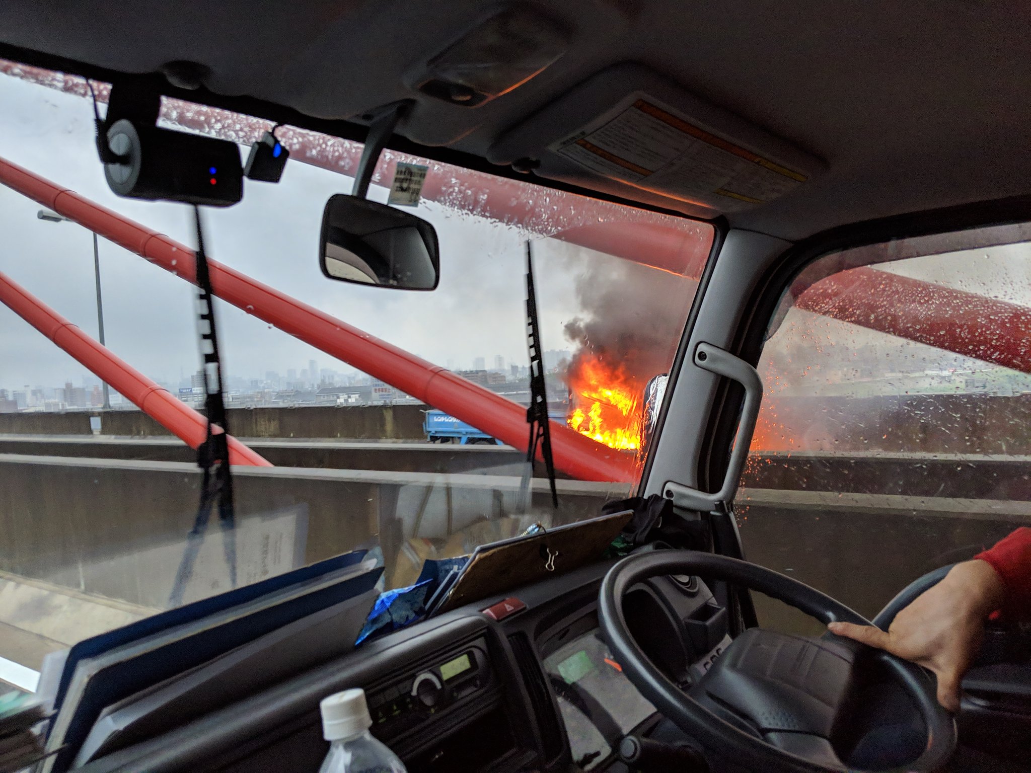 名古屋高速６号清須線の赤とんぼ橋でトラックが燃えている現場画像