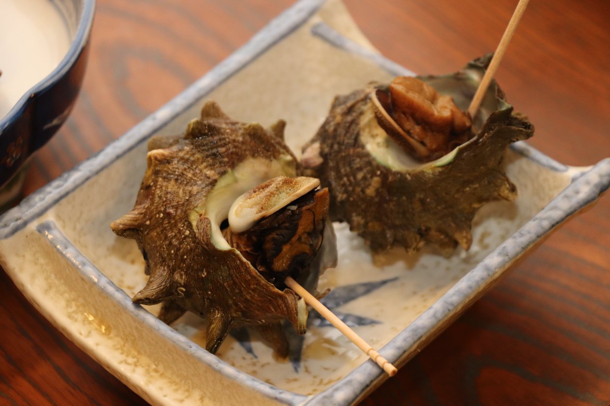 千代田区 専大前交差点にある 雷門き介 神田神保町2 4地下一階 ではさざえの刺身と壺焼き 生 甘海老 の刺身が味わえます さざえは刺身と焼き 調理法によって180 変化する食感の違いが楽しめます 生 甘海老は卵も美味しくいただけます 糸魚川