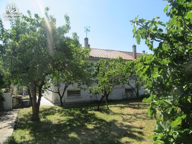 NotairesSaintes's tweet photo. A #VENDRE à #SAINTES centre-ville, maison 131m2 salon/séjour avec cheminée sur véranda, cuisine aménagée, 3 chambres, une sdb, wc. 
Grenier, garage, buanderie, chaufferie, jardin 1.828m2. Montant : 197 250 €
Contact 05 46 74 36 86
#immobilier #notaire https://t.co/PjzgsAU05k