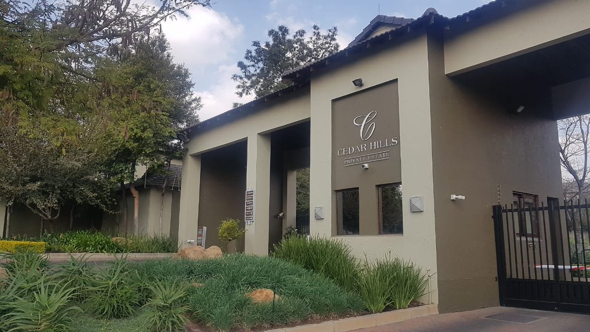 RelianceAuction's tweet image. SECURE 2 BEDROOM - 1 BATHROOM - GARDEN APARTMENT CLUBHOUSE - SWIMMING POOL - PLAYGROUND

WANT THIS PROPERTY IN FOURWAYS??

For 'INFO PACK' comment with your email and contact number below, or contact Jacqui on 067 047 9292