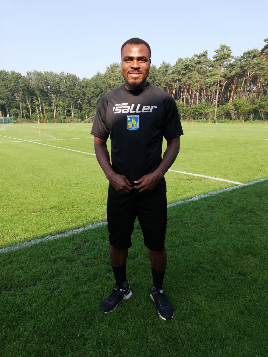 KVCWesterlo's tweet photo. Een nieuw gezicht op de training vanmorgend! KVC Westerlo is in gesprek met Emmanuel Emenike. In afwachting van een mogelijke overeenkomst traint hij alvast mee met onze Kemphanen. 😄 #kvcwesterlo #EnAllemaalSamen https://t.co/BFxCWZB8Rf