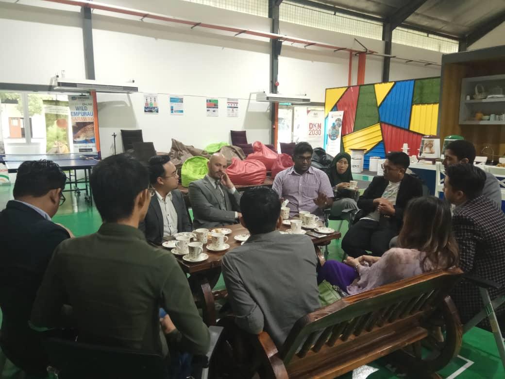myMRANTI's tweet photo. MaGIC Sarawak received a visit from Mr William W Follmer from the US Embassy and Mr Murali Prasad from GIST yesterday. Our teams had a fruitful discussion regarding GIST Sarawak/Borneo and Entrepreneurs Issues & Opportunities in Sarawak.
#MaGICSarawak #Borneo744 #GIST https://t.co/Rv2IQ6gbjF