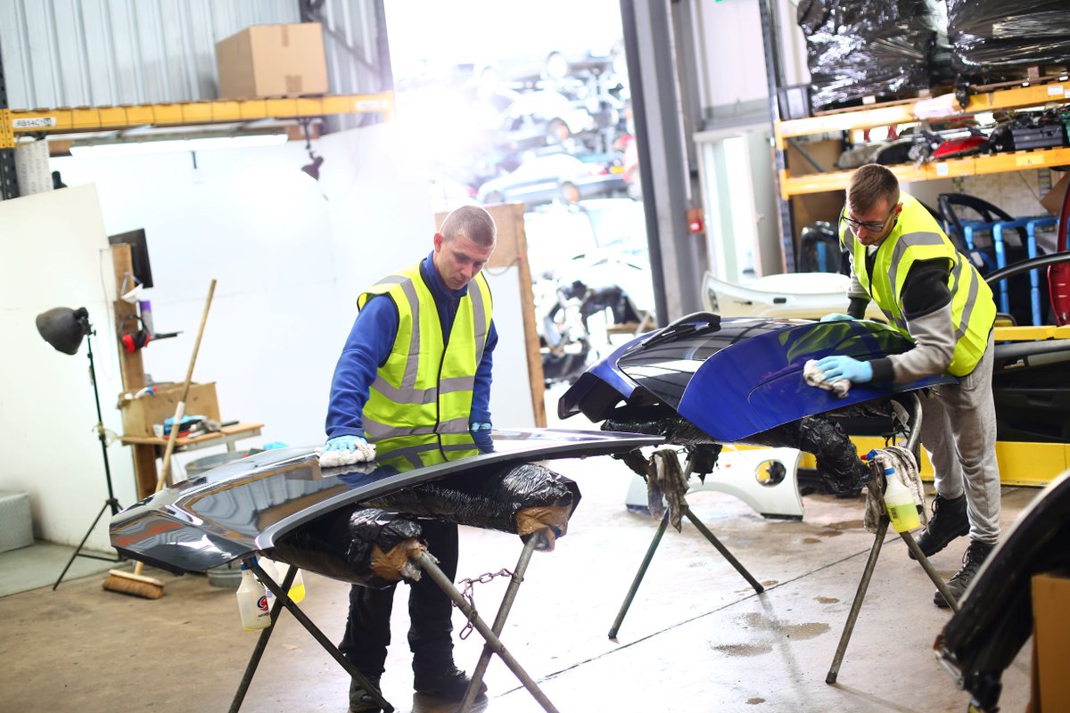 🧐Quality Control Department🧐
From Audi R8s to your everyday Fiestas, we dismantle, check, clean and photograph all our parts. Only working, good condition parts will enter our stores.👍